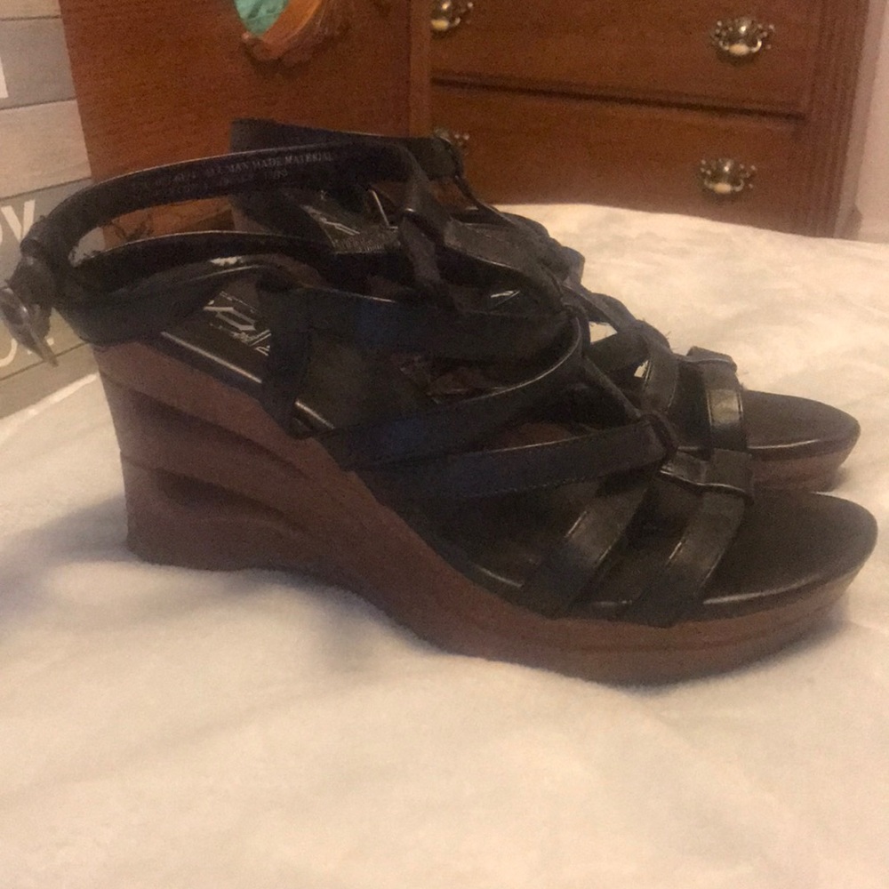 Black wedges